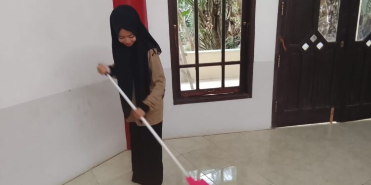 Pramuka MTsN 6 Tabalong Gelar Karya Bakti Ramadan, Bersihkan Musholla dan Sekretariat