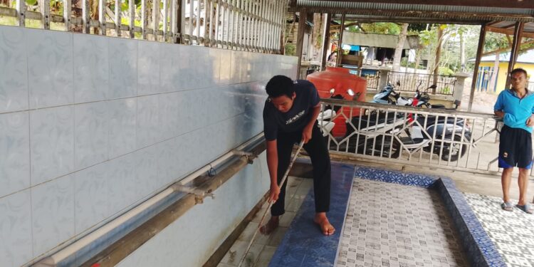 Pramuka MTsN 6 Tabalong Gelar Karya Bakti Ramadan, Bersihkan Musholla dan Sekretariat