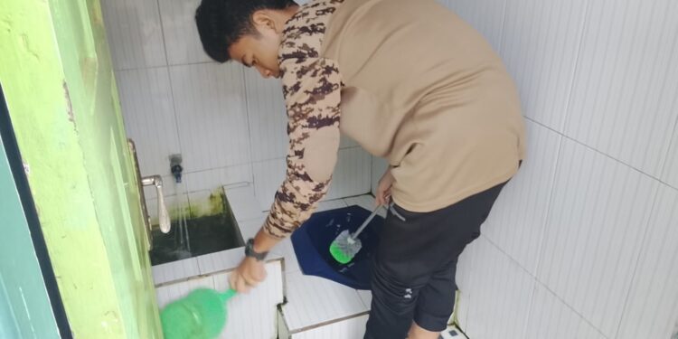 Pramuka MTsN 6 Tabalong Gelar Karya Bakti Ramadan, Bersihkan Musholla dan Sekretariat