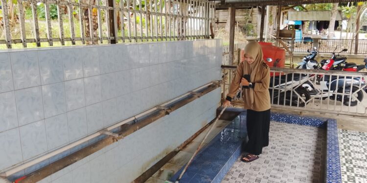 Pramuka MTsN 6 Tabalong Gelar Karya Bakti Ramadan, Bersihkan Musholla dan Sekretariat