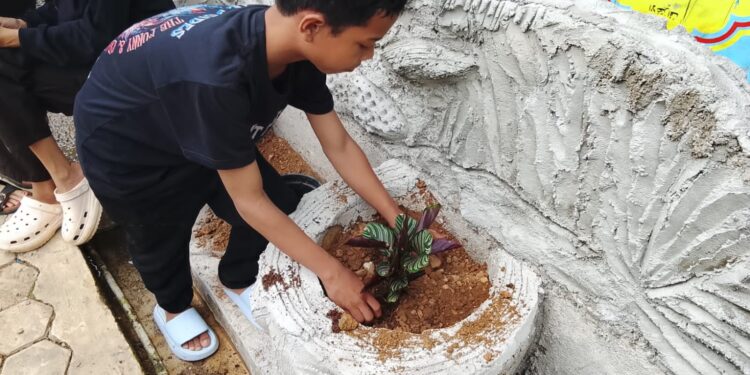 Giat Peduli Lingkungan, Pramuka MTsN 6 Tabalong Tanam Pohon di Madrasah 
