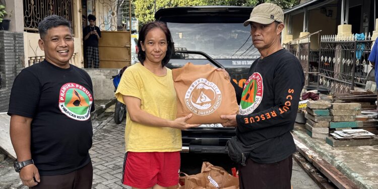 Bidang Abdimas Humas Kwarcab Kota Tangerang Salurkan Bantuan Kwarda Banten untuk Warga Korban Banjir di Periuk Damai
