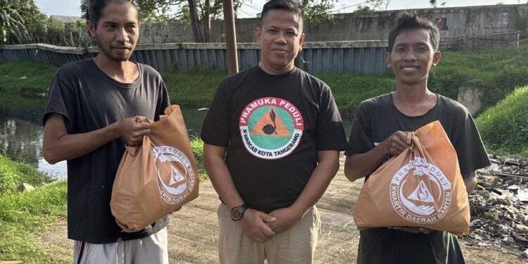 Bidang Abdimas Humas Kwarcab Kota Tangerang Salurkan Bantuan Kwarda Banten untuk Warga Korban Banjir di Periuk Damai