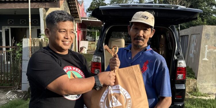 Bidang Abdimas Humas Kwarcab Kota Tangerang Salurkan Bantuan Kwarda Banten untuk Warga Korban Banjir di Periuk Damai