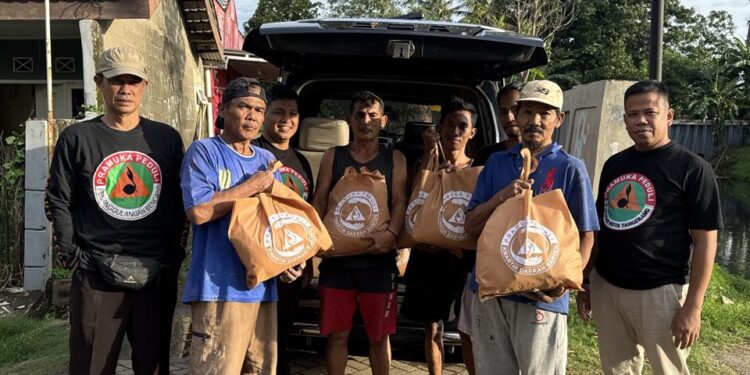 Bidang Abdimas Humas Kwarcab Kota Tangerang Salurkan Bantuan Kwarda Banten untuk Warga Korban Banjir di Periuk Damai
