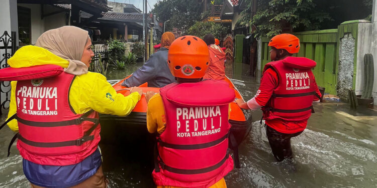 Banjir 4 Meter Rendam RW 08 Periuk Damai, Saka Patriot Kwarcab Kota Tangerang Kerahkan Personil Bantu Evakuasi Warga