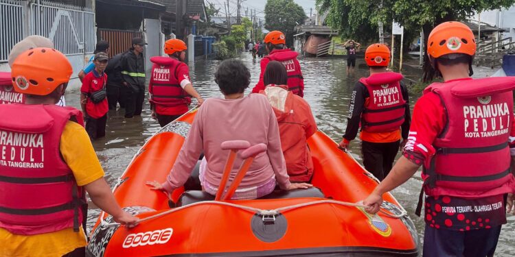 Banjir 4 Meter Rendam RW 08 Periuk Damai, Saka Patriot Kwarcab Kota Tangerang Kerahkan Personil Bantu Evakuasi Warga