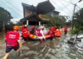 Banjir 4 Meter Rendam RW 08 Periuk Damai, Saka Patriot Kwarcab Kota Tangerang Kerahkan Personil Bantu Evakuasi Warga