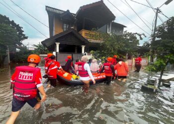 Banjir 4 Meter Rendam RW 08 Periuk Damai, Saka Patriot Kwarcab Kota Tangerang Kerahkan Personil Bantu Evakuasi Warga