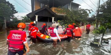 Banjir 4 Meter Rendam RW 08 Periuk Damai, Saka Patriot Kwarcab Kota Tangerang Kerahkan Personil Bantu Evakuasi Warga