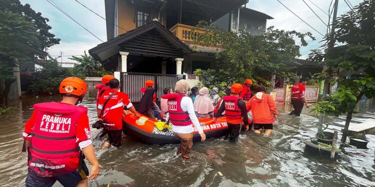 Banjir 4 Meter Rendam RW 08 Periuk Damai, Saka Patriot Kwarcab Kota Tangerang Kerahkan Personil Bantu Evakuasi Warga