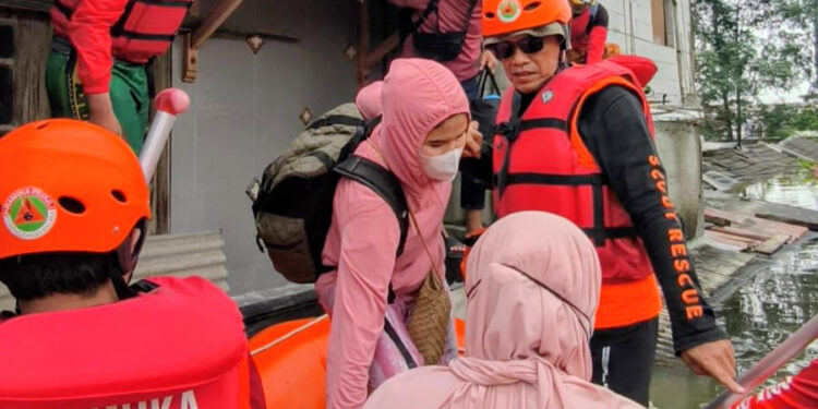 Banjir 4 Meter Rendam RW 08 Periuk Damai, Saka Patriot Kwarcab Kota Tangerang Kerahkan Personil Bantu Evakuasi Warga