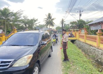 Pramuka Kwarran Purwojati Bantu Pengaturan Lalu Lintas Saat Pembagian Takjil di Sekitar Posko APP KBL