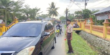 Pramuka Kwarran Purwojati Bantu Pengaturan Lalu Lintas Saat Pembagian Takjil di Sekitar Posko APP KBL