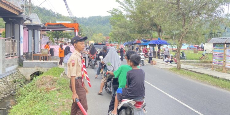 Pramuka Kwarran Purwojati Bantu Pengaturan Lalu Lintas Saat Pembagian Takjil di Sekitar Posko APP KBL