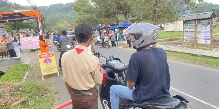 Pramuka Kwarran Purwojati Bantu Pengaturan Lalu Lintas Saat Pembagian Takjil di Sekitar Posko APP KBL