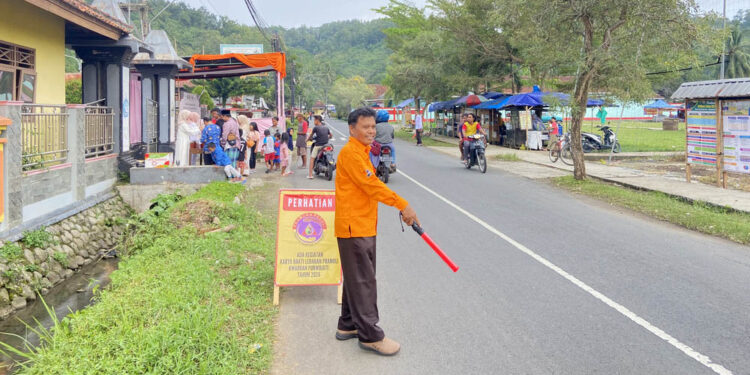 Waka Abdimas Kwarran Purwojati Turut Amankan Lalu Lintas di Sekitar Posko APP KBL