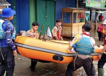 Pramuka Peduli Pondok Aren Terjun Langsung Evakuasi Banjir di Pondok Maharta, Pondok Aren
