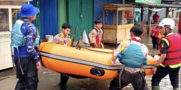 Pramuka Peduli Pondok Aren Terjun Langsung Evakuasi Banjir di Pondok Maharta, Pondok Aren