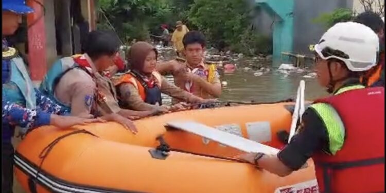 Pramuka Peduli Pondok Aren Terjun Langsung Evakuasi Banjir di Pondok Maharta, Pondok Aren