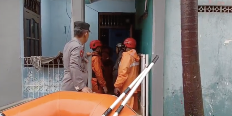 Pramuka Peduli Pondok Aren Terjun Langsung Evakuasi Banjir di Pondok Maharta, Pondok Aren