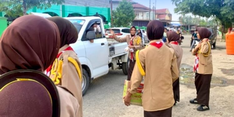 Sapa Senja dengan Senyuman: Aksi Keren Pramuka Ambalan Tomau SMAN 19 Bone Berbagi Takjil