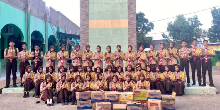 Sapa Senja dengan Senyuman: Aksi Keren Pramuka Ambalan Tomau SMAN 19 Bone Berbagi Takjil