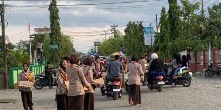 Sapa Senja dengan Senyuman: Aksi Keren Pramuka Ambalan Tomau SMAN 19 Bone Berbagi Takjil