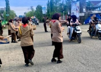 Sapa Senja dengan Senyuman: Aksi Keren Pramuka Ambalan Tomau SMAN 19 Bone Berbagi Takjil