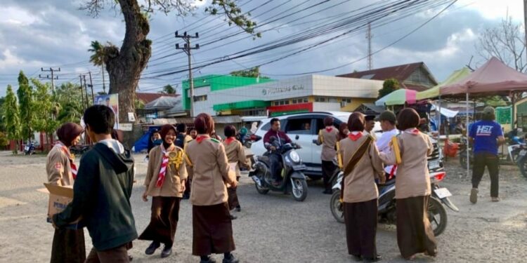 Sapa Senja dengan Senyuman: Aksi Keren Pramuka Ambalan Tomau SMAN 19 Bone Berbagi Takjil