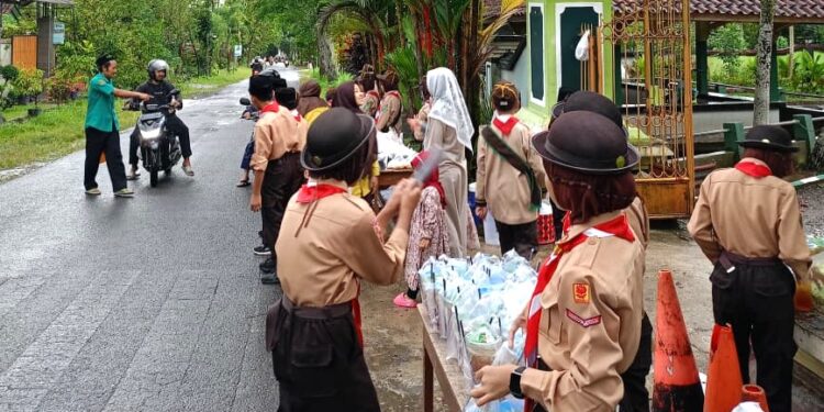 Ramadhan Berbagi: Pramuka MI Ma’arif NU 1 Dawuhan Wetan Tebar 300 Paket Takjil untuk Masyarakat