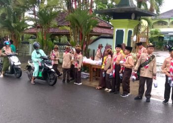 Ramadhan Berbagi: Pramuka MI Ma’arif NU 1 Dawuhan Wetan Tebar 300 Paket Takjil untuk Masyarakat