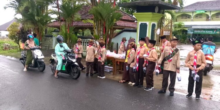 Ramadhan Berbagi: Pramuka MI Ma’arif NU 1 Dawuhan Wetan Tebar 300 Paket Takjil untuk Masyarakat