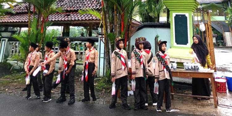 Ramadhan Berbagi: Pramuka MI Ma’arif NU 1 Dawuhan Wetan Tebar 300 Paket Takjil untuk Masyarakat