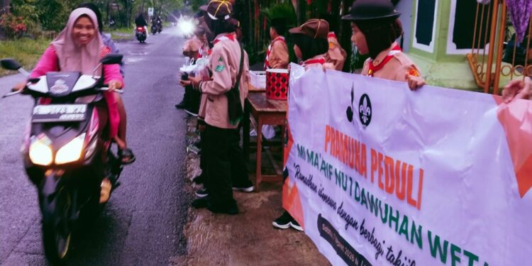 Ramadhan Berbagi: Pramuka MI Ma’arif NU 1 Dawuhan Wetan Tebar 300 Paket Takjil untuk Masyarakat
