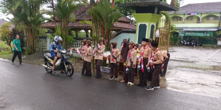 Ramadhan Berbagi: Pramuka MI Ma’arif NU 1 Dawuhan Wetan Tebar 300 Paket Takjil untuk Masyarakat