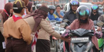 Pramuka se-Kwartir Ranting Sungai Pinyuh berbagi 2000 Takjil