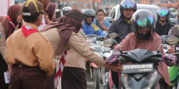 Pramuka se-Kwartir Ranting Sungai Pinyuh berbagi 2000 Takjil