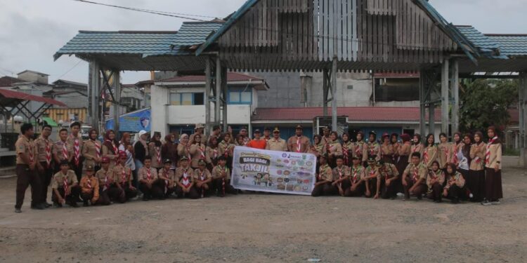 Pramuka se-Kwartir Ranting Sungai Pinyuh berbagi 2000 Takjil