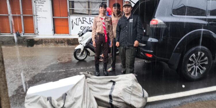 Pramuka Peduli Pondok Aren Terjun Langsung Evakuasi Banjir di Pondok Maharta, Pondok Aren