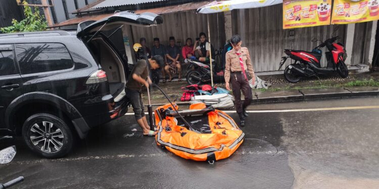 Pramuka Peduli Pondok Aren Terjun Langsung Evakuasi Banjir di Pondok Maharta, Pondok Aren