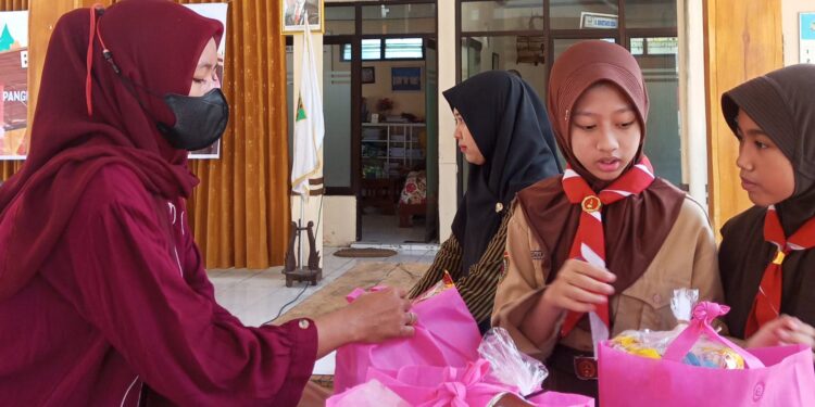 Pramuka Pangkalan SD NU Master Sokaraja Berbagi di Bulan Ramadhan