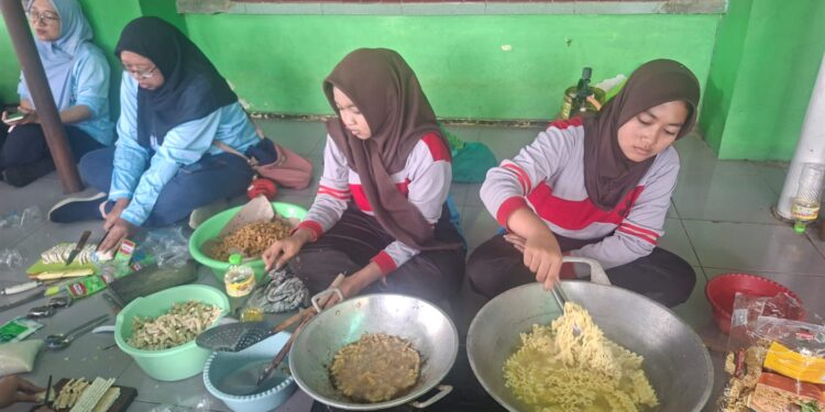 Penggalang SMPN 10 Salatiga, Masak dan Kemas Sendiri 1.500 Porsi Takjil untuk dibagikan Kepada Masyarakat