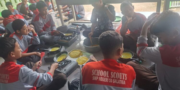 Penggalang SMPN 10 Salatiga, Masak dan Kemas Sendiri 1.500 Porsi Takjil untuk dibagikan Kepada Masyarakat