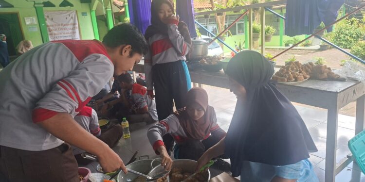 Penggalang SMPN 10 Salatiga, Masak dan Kemas Sendiri 1.500 Porsi Takjil untuk dibagikan Kepada Masyarakat