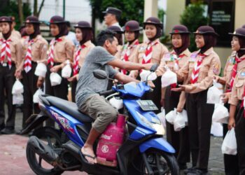 Penggalang SMPN 10 Salatiga, Masak dan Kemas Sendiri 1.500 Porsi Takjil untuk dibagikan Kepada Masyarakat