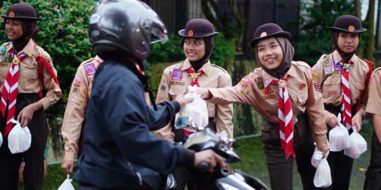 Penggalang SMPN 10 Salatiga, Masak dan Kemas Sendiri 1.500 Porsi Takjil untuk dibagikan Kepada Masyarakat