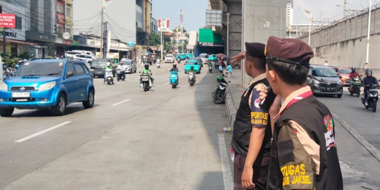 Pramuka Jaksel Turun Tangan di Terminal Lebak Bulus! Bantu Pemudik dan Atur Lalu Lintas Jelang Lebaran
