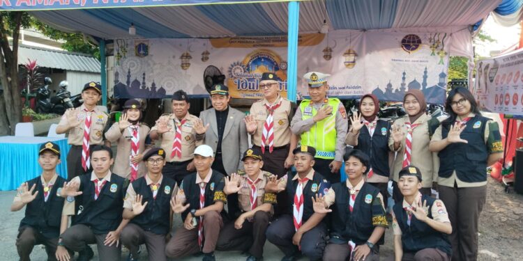 Pramuka Jaksel Turun Tangan di Terminal Lebak Bulus! Bantu Pemudik dan Atur Lalu Lintas Jelang Lebaran