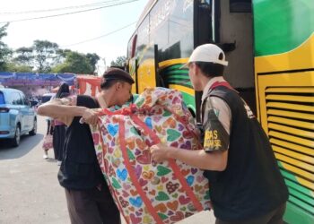 Pramuka Jaksel Turun Tangan di Terminal Lebak Bulus! Bantu Pemudik dan Atur Lalu Lintas Jelang Lebaran